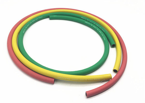 Dwuwarstwowy wąż powietrzny z oplotem z włókien poliestrowych o zielonym, żółtym i czerwonym kolorze